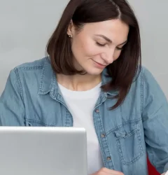 mujer manejando un portatil con agallas